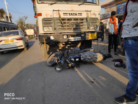 Mother and son, 3 bike riders killed in 2 road accidents