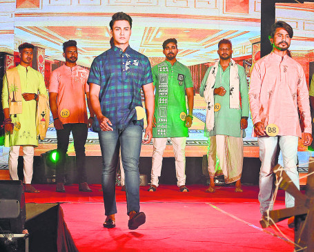 Nagpur: Models wearing Khadi spread the ramp