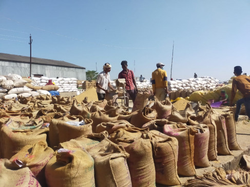 चावल का दाना होने से रिजेक्ट कर रहे धान, किसानों ने किया प्रदर्शन
