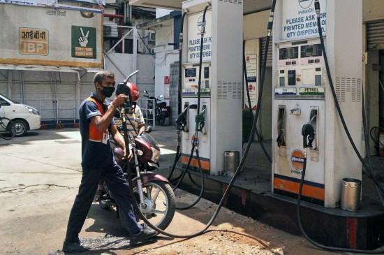  पेट्रोल, डीजल के दाम में बड़ी वृद्धि, दिल्ली में 83.13 रुपये प्रति लीटर हुआ पेट्रोल 