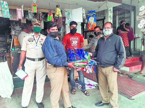 Plastic kites, nylon manza sellers caught