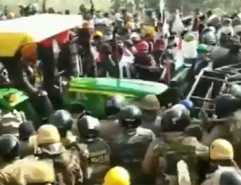  Farmers protest Video: उत्तराखंड में प्रदर्शनकारियों ने बैरिकेड पर ट्रैक्टर चढ़ाया, पुलिस को भागना पड़ा