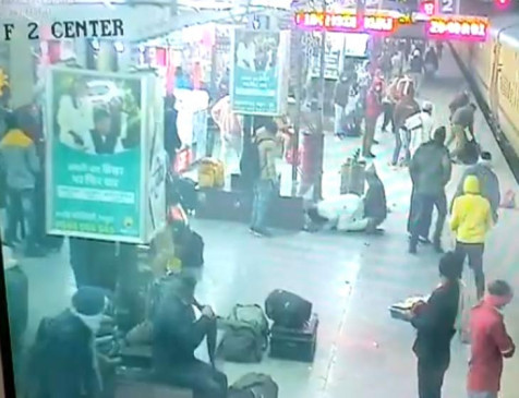 CCTV: ट्रेन में चढ़ने के प्रयास में एक यात्री फिसलकर प्लेटफ़ॉर्म और कोच के बीच गिरा