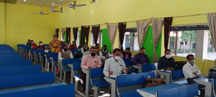 Salary of 16 principals who did not reach the meeting will be deducted