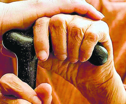 Senior citizens caretaker escaped by stealing gold bangles and cash