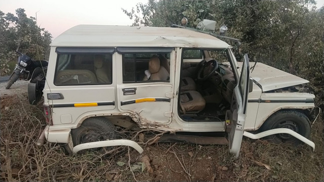 Tehsildars car going to Birsinghpur crashed to receive Union Minister
