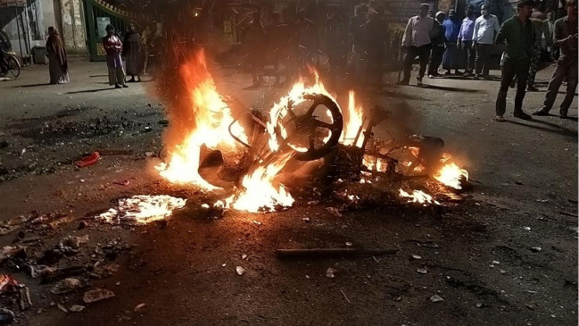 West Bengal: हावड़ा में टीएमसी नेता की गोली मारकर हत्या, विरोध में कई वाहनों को जलाया, दुकानों में तोड़फोड़