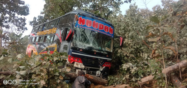 The tire of the bus filled with passengers exploded, the bus covered the Khanti, the passengers remaining narrowly