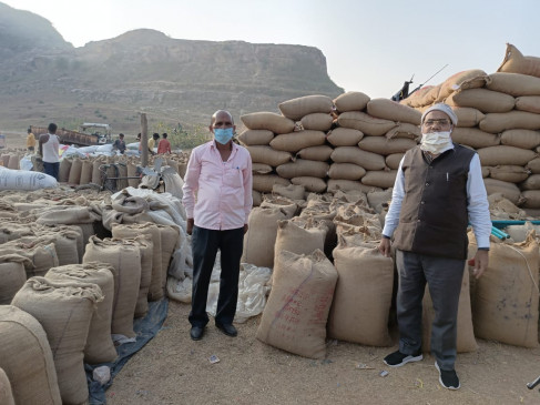Two warehouses in Majhauli and Luhari seized 21 hundred katti paddy