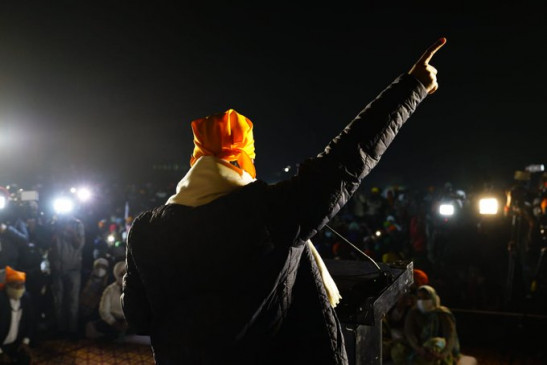 Farmers Protest: किसानों से मिलने सिंघु बॉर्डर पहुंचे केजरीवाल, बोले- सरकार तीनों कानूनों को वापस ले, और कितनी शहादत चाहिए? Farmers Protest: किसानों से मिलने सिंघु बॉर्डर पहुंचे केजरीवाल, बोले- सरकार तीनों कानूनों को वापस ले, और कितनी शहादत चाहिए?