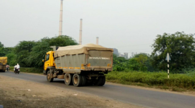 नियमों की धज्जियां उड़ा रही परली पावर प्लांट की राख, परेशान रहवासी कई बार कर चुके शिकायतें नियमों की धज्जियां उड़ा रही परली पावर प्लांट की राख, परेशान रहवासी कई बार कर चुके शिकायतें