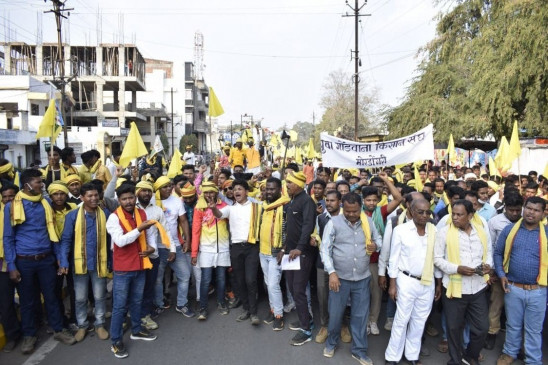 Adivasi society protests against the agricultural law on the road - Collectorate reached by marching bullock cart