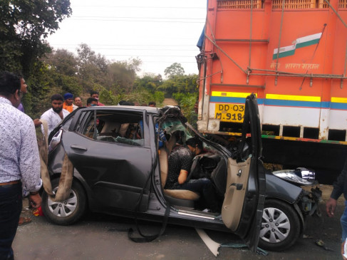 Car collided with parked truck, husband and wife died