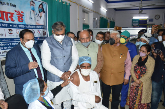 कोरोना वेक्सिनेशन : जबलपुर में पहला टीका लगा सफाई कर्मी बैसाखू को - कहा खुद पर है गर्व 