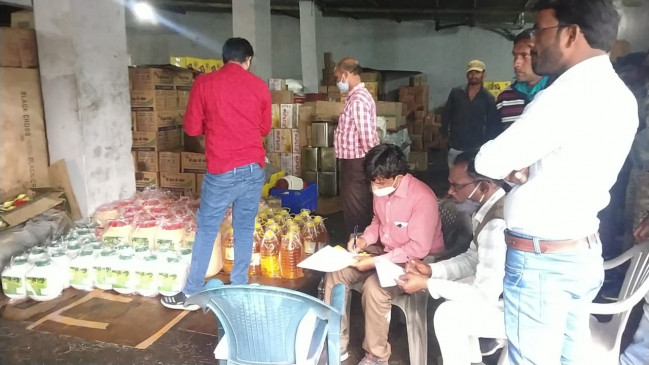 Food departments raid at the cooking oil packing plant, seized oil samples, stirred by action