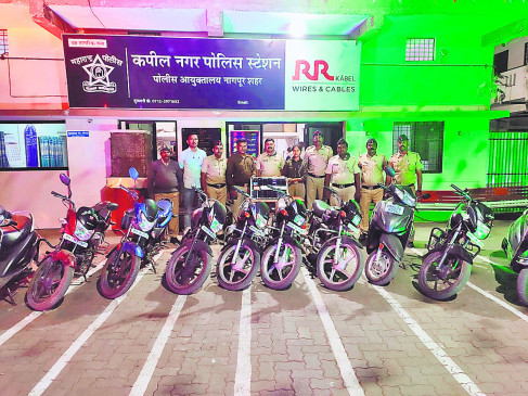 Gambling was going on in the open field, police arrested 8 people