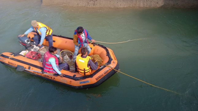 Husband dies in canal in front of wifes eyes, dead body of another youth found in Purva