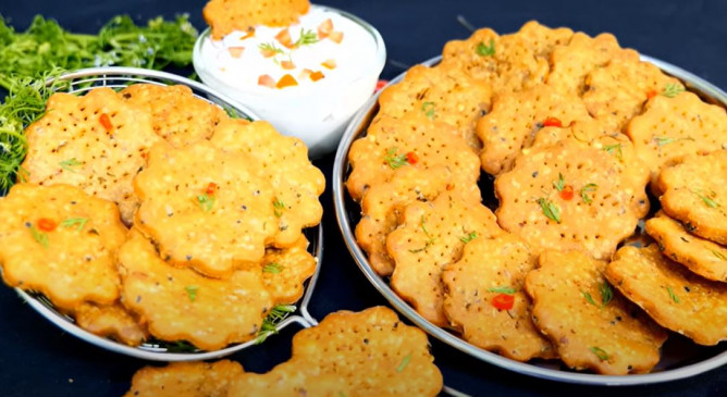 Snacks: घर पर बनाएं स्पाइसी राइस क्रैकर्स, चिप्स और कुरकुरे का भूल जाएंगे स्वाद