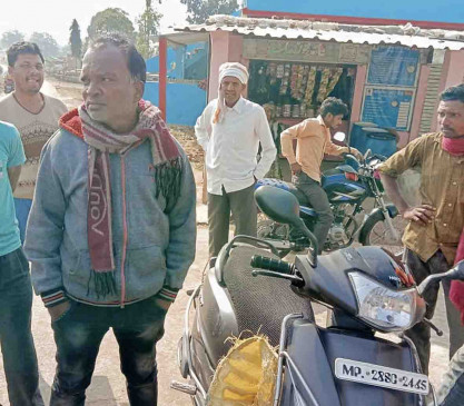 Teacher was selling childrens ration in the market - villagers caught