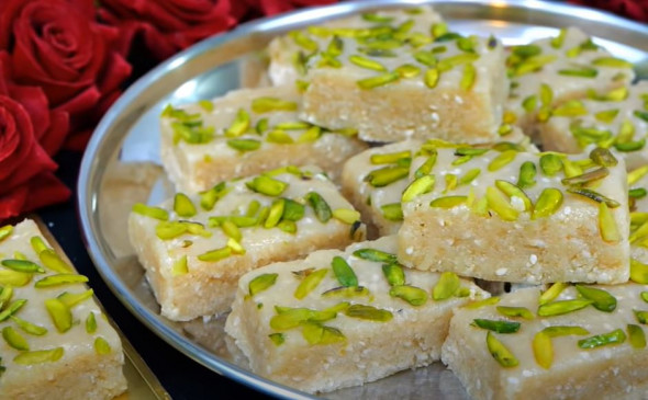 Til Barfi: घर पर सिर्फ 3 चीजों से बनाएं हलवाई जैसी स्वादिष्ट तिल की बर्फी, जानें रेसिपी