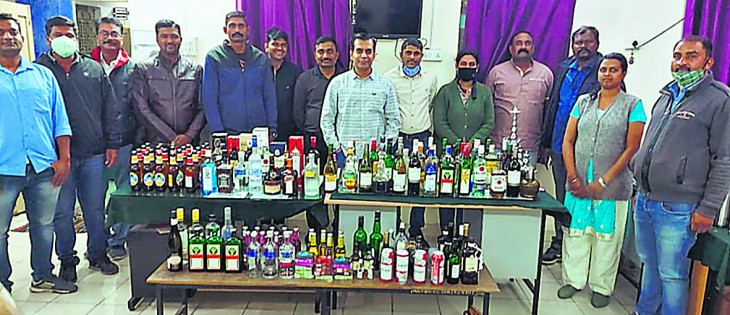 Women and men were addicted to alcohol and hookahs, drug addicts as soon as police arrived