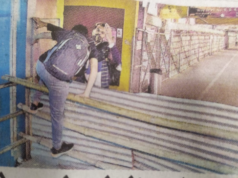 Both escalators of railway station closed, passengers coming and jumping