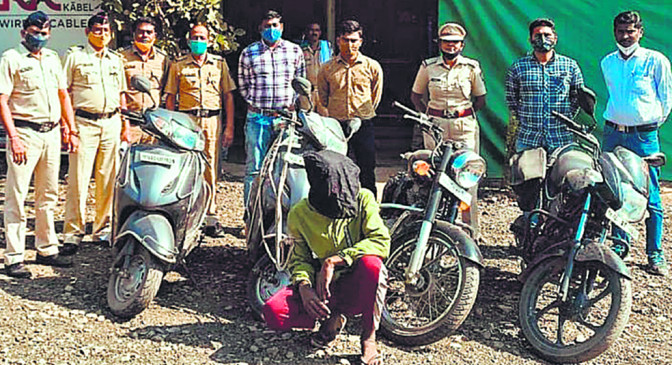 Burglary in houses and used to steal vehicles, police arrested during patrolling
