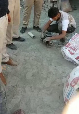 Cement of cheap brand was sold by filling in sacks of big brand, accused arrested Cement of cheap brand was sold by filling in sacks of big brand, accused arrested