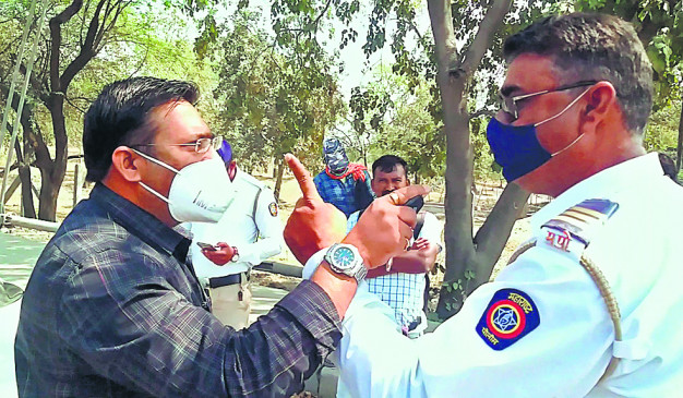 Dadagiri started committing himself as a traffic police by being a goon
