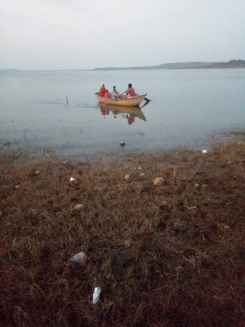 Delivery takes place on boat, vaccination has not been done in the village since 14 months Delivery takes place on boat, vaccination has not been done in the village since 14 months