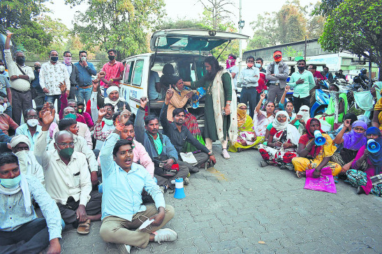 Heart attack due to fear of removing slum, people protest against administration