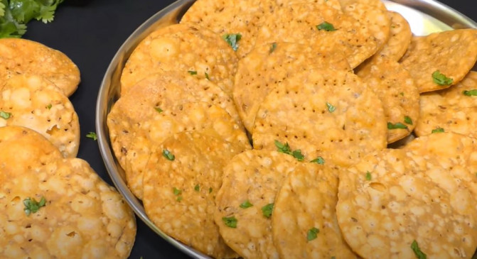 Snacks: 10 मिनट में गेहूं के आटे से बनाएं क्रिस्पी और हेल्दी पापड़ी
