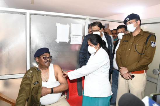 Vaccination of Frontline Workers ... Second day small commentary, message big ...