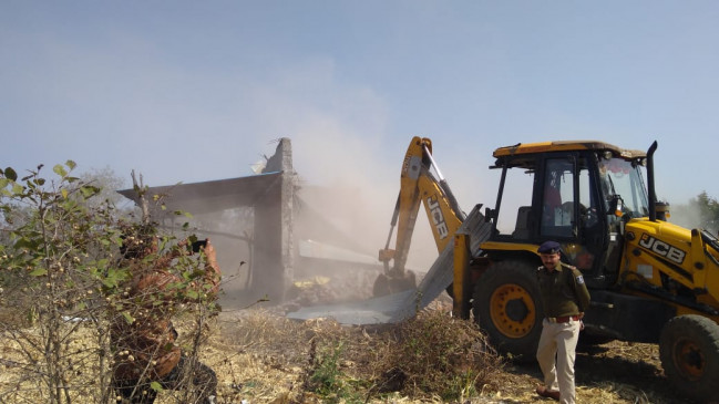 Wheat crop was swaying on one crore government land, the administration vacated, broke encroachment