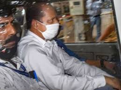 5 lakh cash, note counting machine received from Vajes Mercedes