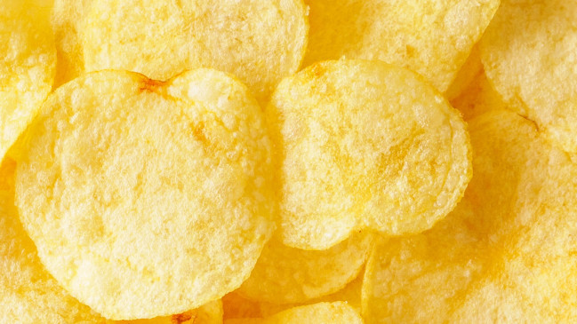 Aloo Chips: बाजार जैसे क्रिस्पी और स्वादिष्ट चिप्स बनाएं, जानें सीक्रेट रेसिपी