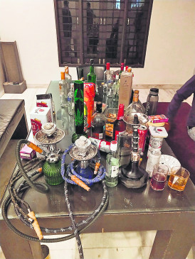 हुक्का व शराब के नशे में चूर मना रहे थे बर्थ डे पार्टी, पुलिस ने 5 युवतियों सहित 11 को पकड़ा