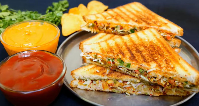 Breakfast: 5 मिनट में बनाएं चीजी वेज सैंडविच, जानें आसान रेसिपी