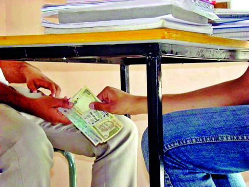 Bribe Patwari caught red handed by ACB taking bribe