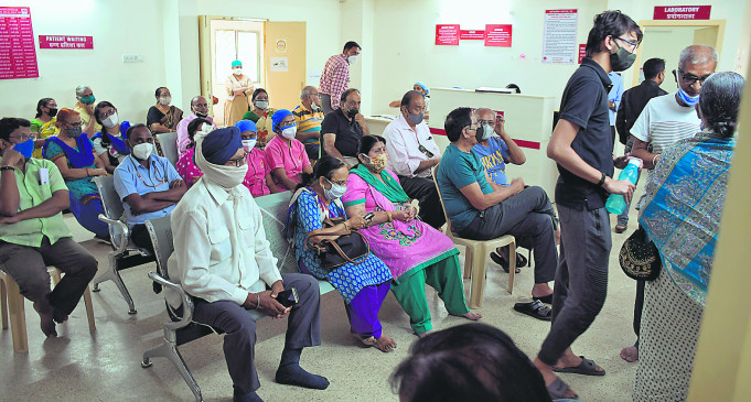 Crowd for vaccine, decreasing government systems
