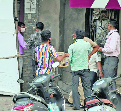 Crowd in liquor shops in Nagpur despite home delivery