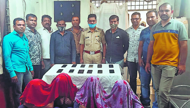 During the day, thieves who sold balloons turned out to blow up mobile purses from the railway station