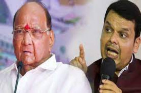 गृहमंत्री के इस्तीफे की मांग पर अड़ा विपक्ष, फडणवीस बोले सत्य से दूर जा रहे हैं शरद पवार