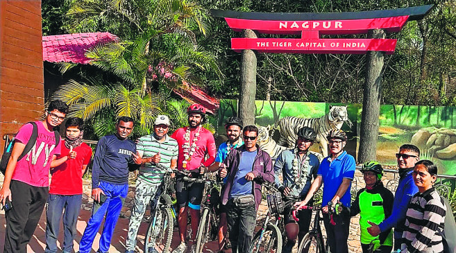 Messages are given to stay healthy by cycling by defeating cancer
