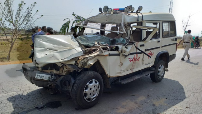 Nayagaon polices Bolero collided with a standing truck, the condition of the station in-charge is critical