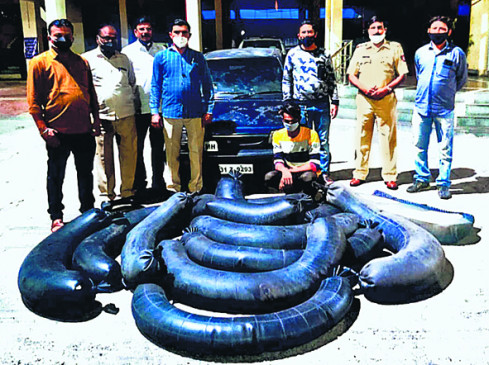 Police caught traffickers of illicit liquor, accused including lakhs of goods