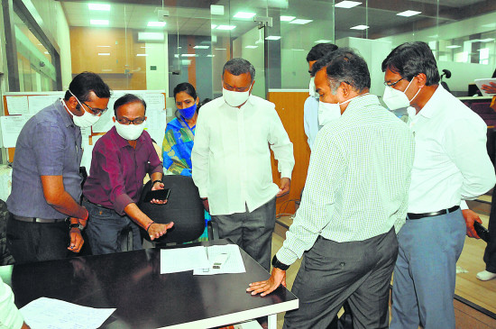 Provide information about empty beds in private and government hospitals from the control room.