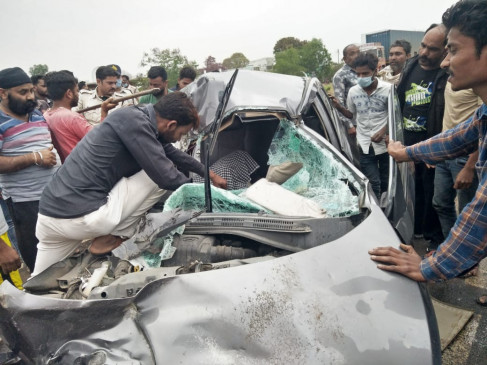 नेशनल हाईवे पर भीषण हादसा, 3 की मौत, 1 गंभीर - आगे चल रहे ट्रक में घुसी जबलपुर से नागपुर जा रही कार 