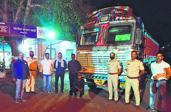 The truck stealer from Chhattisgarh was caught near the dhaba, was misguided by putting a fake number plate.