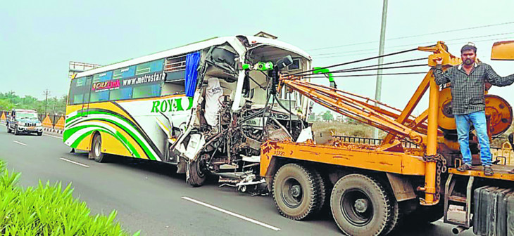 Uncontrolled private bus crashed into truck, 3 killed, 8 injured